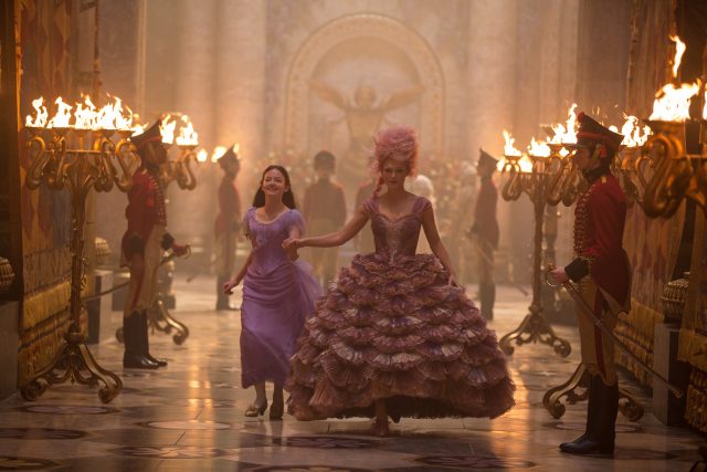 《胡桃夾子》,The Nutcracker and the Four Realms, 麥姬絲霍兒,Mackenzie Foy ,姬拉麗莉,Keira Knightley,摩根費曼,Morgan Freeman,海倫美雲,Helen Mirren,賴斯荷士莊,Lasse Hallström,Walt Disney ,迪士尼